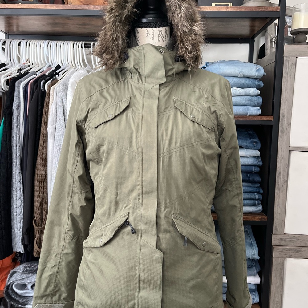 REI Green Puffer Jacket with Hood and Water-Resistant Fabric